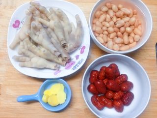 7、花生红枣凤爪汤,所有食材都准备好了，接下来开始煲汤啦。