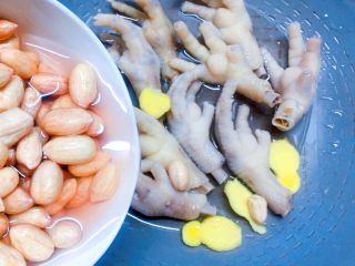 8、花生红枣凤爪汤,将鸡爪和姜片放入锅中，倒入泡好的花生米连同浸泡花生米的水。