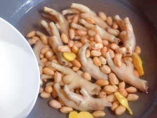 9、花生红枣凤爪汤,加入适量的清水。