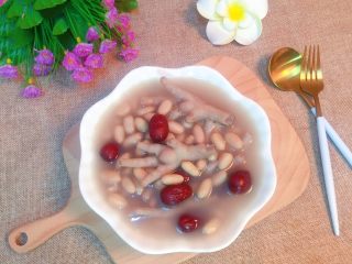 14、花生红枣凤爪汤,营养美味的花生红枣凤爪汤，美美的享用吧。
