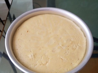 4、玉米发糕,我第一次用室温发酵，我放在阳台露天发酵，模具需蒙保鲜膜，时间一个半小时，发酵至三倍大（模具九分满），这样子发糕才会蓬松，有漂亮的孔洞。发酵的同时用清水泡红枣。