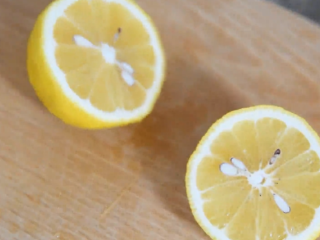 6、99%女生都会爱上的一道夏日小食——话梅,柠檬切半备用