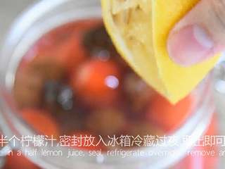 8、99%女生都会爱上的一道夏日小食——话梅,挤入半个柠檬汁，密封放入冰箱过夜冷藏，隔天取出即可食用