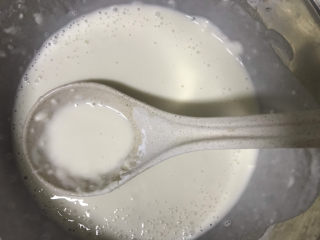 3、家庭凉皮,加入适量水搅拌均匀