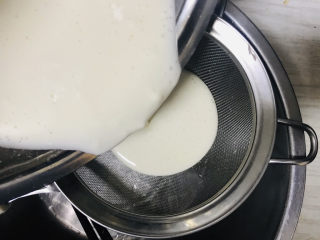 4、家庭凉皮,过筛