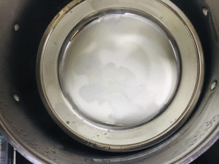 8、家庭凉皮,放入锅中盖盖子加热3分钟