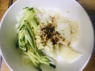 13、家庭凉皮,加入醋,可惜没有花生碎