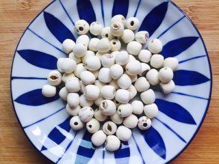 1、盛夏消暑甜品+红枣莲子羹,无芯干莲子