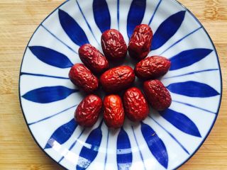 2、盛夏消暑甜品+红枣莲子羹,红枣洗干净沥干水分备用