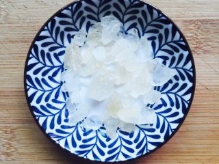 3、盛夏消暑甜品+红枣莲子羹,取适量的黄冰糖