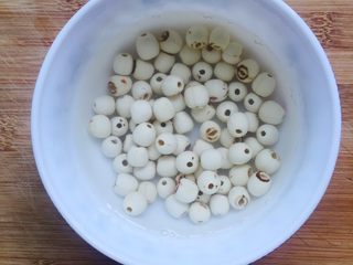 4、盛夏消暑甜品+红枣莲子羹,将莲子清洗干净再浸泡十分钟（不浸泡也可以）