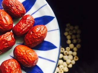 6、盛夏消暑甜品+红枣莲子羹,再放入红枣