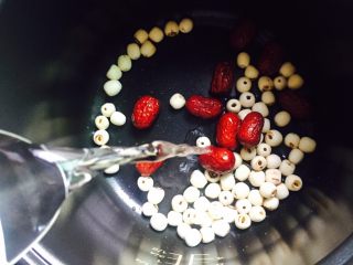 7、盛夏消暑甜品+红枣莲子羹,加入足够的饮用水（约500ml）