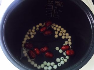 8、盛夏消暑甜品+红枣莲子羹,放进电饭煲