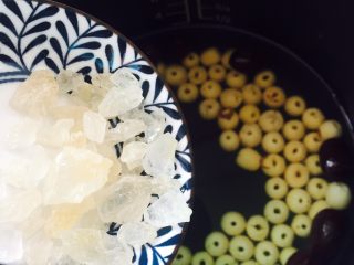 10、盛夏消暑甜品+红枣莲子羹,待煮熟后再放入黄冰糖搅拌均匀即可