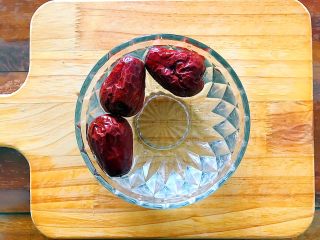 2、冬喝暖饮夏吃冰～健康饮食之烈焰红唇四物汁,红枣洗一下，用饮用水浸泡，备用！