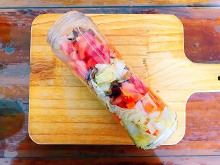 8、冬喝暖饮夏吃冰～健康饮食之烈焰红唇四物汁,所有食材放入料理杯！