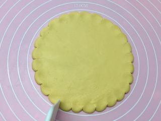 6、新年喜庆枣花馍,如图:圆饼周围用刮刀往里推。