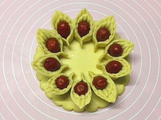 12、新年喜庆枣花馍,依法制作10个相同大小的花瓣,然后摆放在之前做好的枣花馍底盘上。