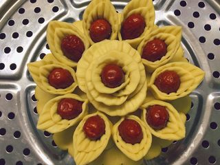 17、新年喜庆枣花馍,做好的枣花馍进行二次发酵,观察馒头的体积变大,且表面有蓬松起发状态时,上锅蒸制,上汽后蒸25分钟左右,关火焖5分钟即可。