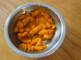 1、好看又好吃的南瓜刀切馒头,1、	南瓜蒸熟晾凉备用