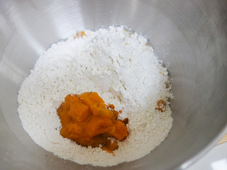 8、好看又好吃的南瓜刀切馒头,8、	将面团分成两块用手稍微揉一下，成表面光滑的面团备用