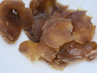 1、腊八粥,桂圆剥肉，并且撕成小块。