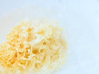 2、腊八粥,银耳浸泡好，撕成小块。