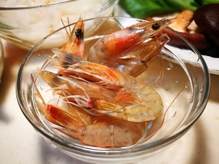 2、海鲜肥牛乌冬面,大虾去砂线洗净