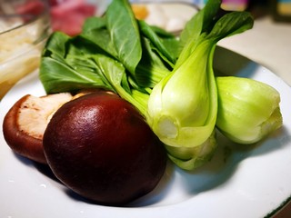 4、海鲜肥牛乌冬面,油菜香菇洗净