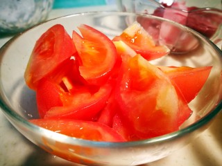 5、海鲜肥牛乌冬面,西红柿洗净切块