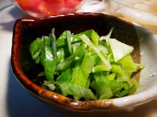 6、海鲜肥牛乌冬面,大葱切葱花