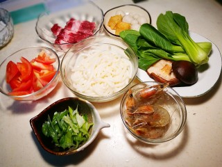 7、海鲜肥牛乌冬面,所需食材备齐