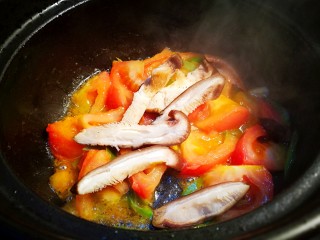 8、海鲜肥牛乌冬面,锅中水开放葱花西红柿香菇