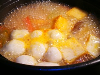 11、海鲜肥牛乌冬面,加入鱼圆鱼豆腐煮开