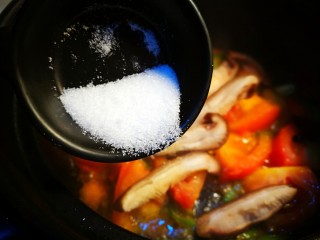 9、海鲜肥牛乌冬面,放入适量盐