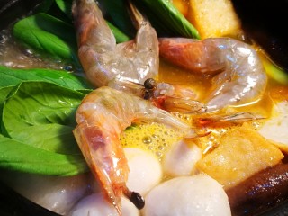 12、海鲜肥牛乌冬面,放入大虾油菜