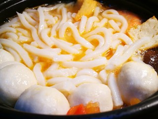 13、海鲜肥牛乌冬面,倒入乌冬面