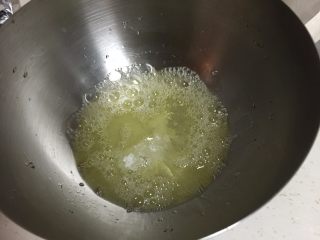 4、爱心小蛋糕,蛋白分3次加入90克砂糖