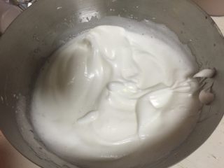 5、爱心小蛋糕,打至拉起打蛋器蛋液呈弯钩