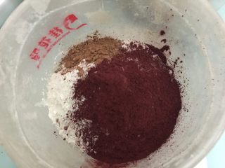 7、爱心小蛋糕,低粉、红曲粉、可可粉提前称重混合