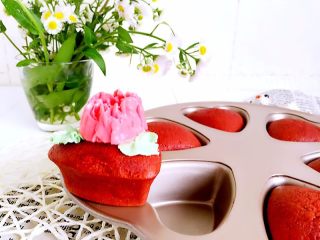 14、爱心小蛋糕,用奶油霜裱朵花装饰一下