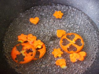 5、鸡胸肉时蔬沙拉,锅中倒入适量的清水,加入少许盐烧开后,把胡萝卜焯水,看见胡萝卜断生变色的时候,捞出沥干水分备用。