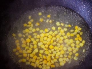 6、鸡胸肉时蔬沙拉,同样的方法,把玉米粒也焯水备用。