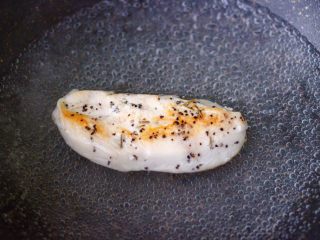 7、鸡胸肉时蔬沙拉,最后把鸡胸肉用清水煮一下,不煮也可以哈。