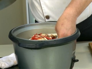 4、啤酒蒸魚片,電鍋外鍋放入1/2杯水，放入盤子，按下開關蒸約7分鐘至熟後，放入蔥絲即可。