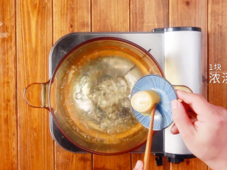 2、咖喱牛丸粉汤-好吃不将就的快手菜！,清水煮沸，加1块浓汤宝