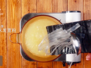 4、咖喱牛丸粉汤-好吃不将就的快手菜！,倒入适量水发宽粉