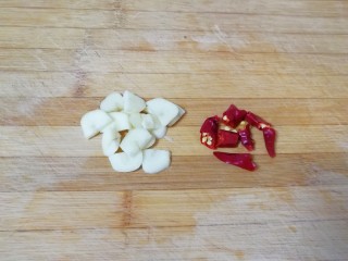 4、荷兰豆小炒,大蒜洗干净切成片，干红辣椒掰成段。