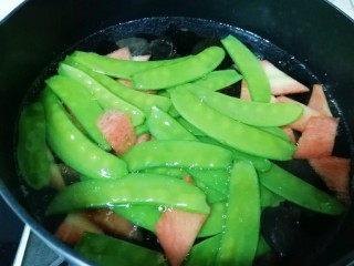 5、荷兰豆小炒,锅内放水烧开，滴几滴食用油，下入荷兰豆、木耳和红萝卜焯水1分钟，捞出控一下水分备用。